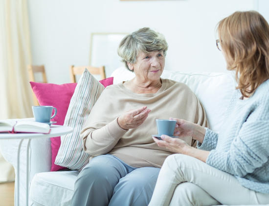 Communiquer avec les personnes âgées : conseils et erreurs à éviter