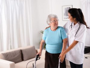 Prévention des chutes chez les seniors : le rôle du médecin traitant