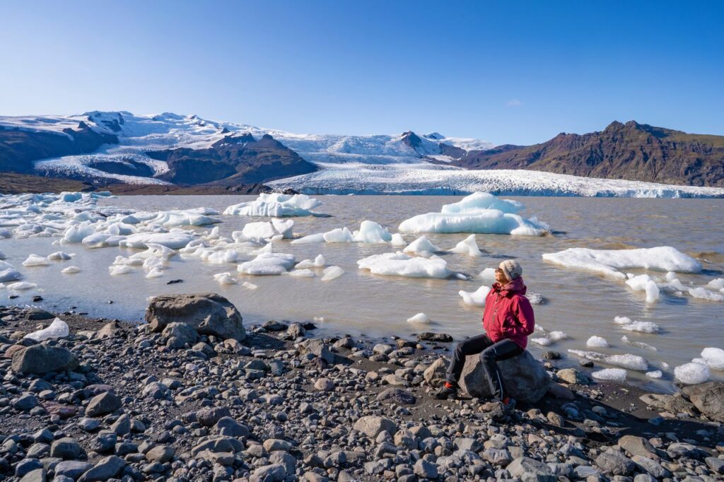 Senior venue admirer les paysages d'Islande