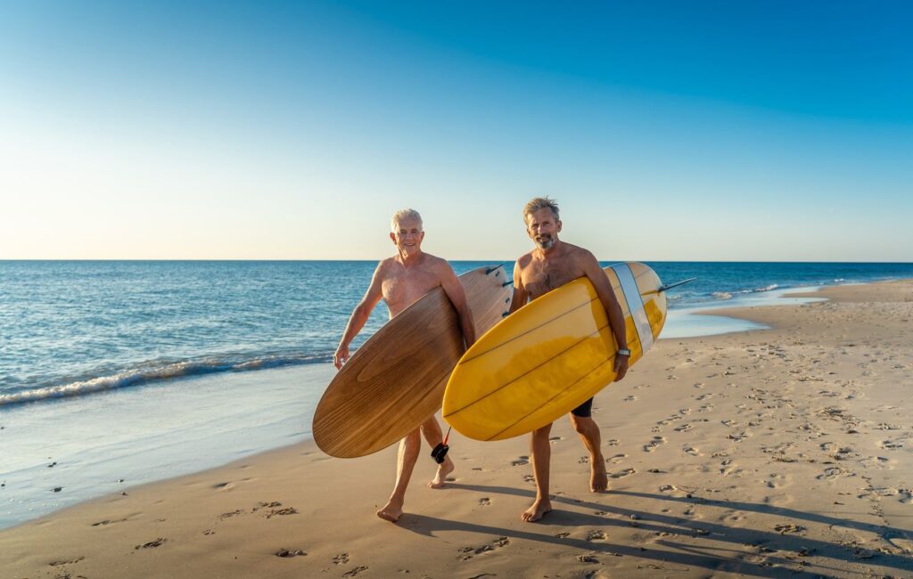 Seniors surfant en Australie