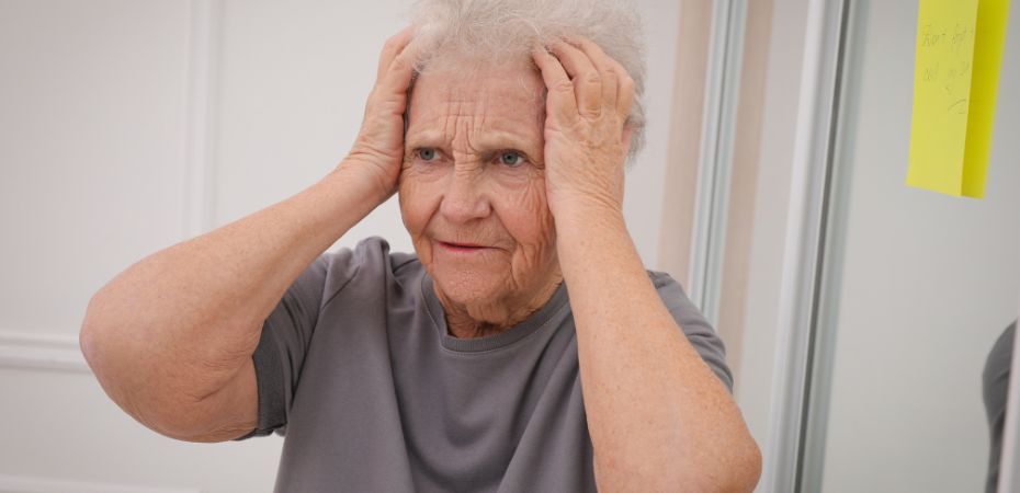 Une personne âgée anxieuse de quitter son domicile pour une maison de retraite
