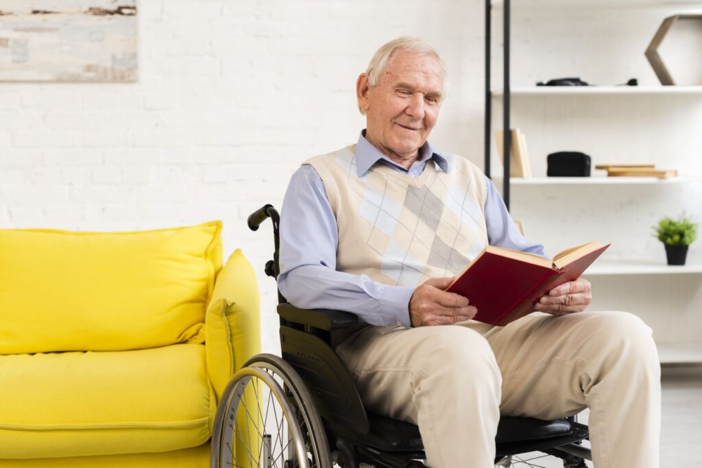 senior présentant des difficultés pour lire