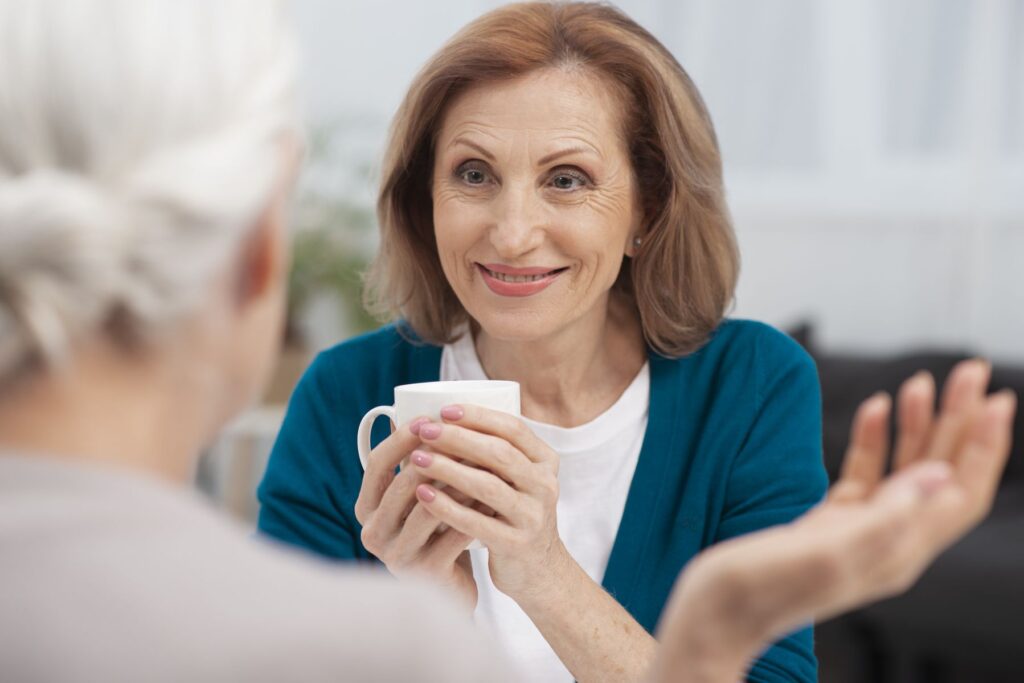 femme senior recevant une visite quotidienne de son aidant familial