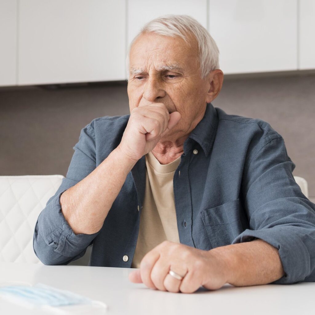 senior en proie à de la toux et à un risque d'étouffement