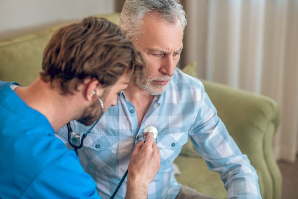 homme senior victime d'un essouflement