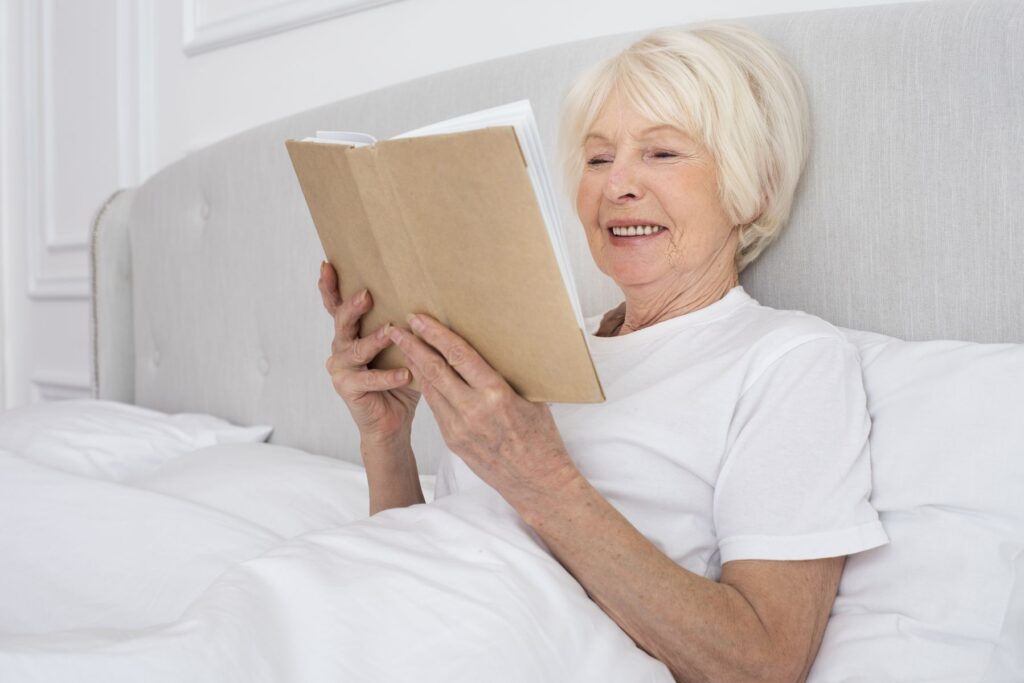 senior faisant un temps de lecture avant de se coucher au lieu de regarder la télévision