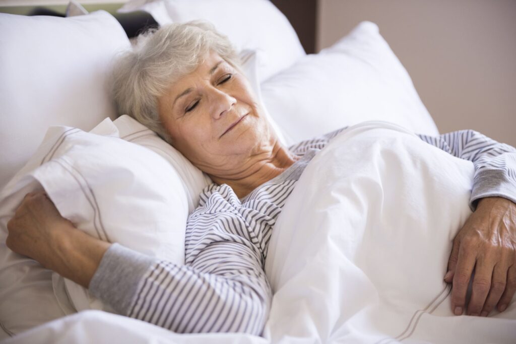 senior dans la phase de sommeil profond