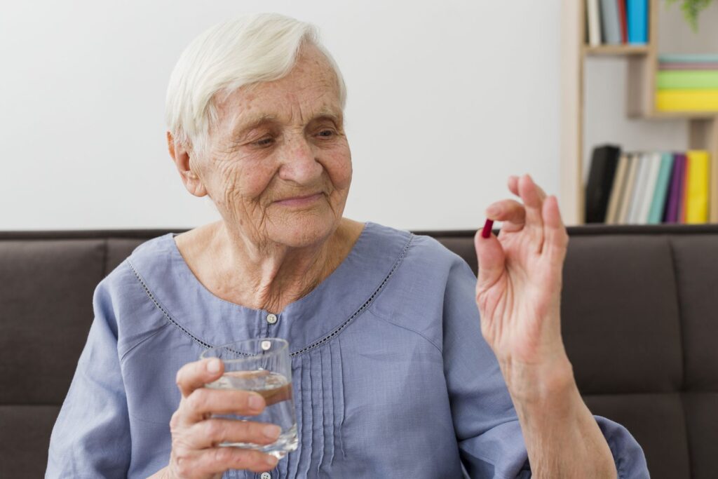 femme senior découvrant les effets de ses médicaments sur sa santé rénale