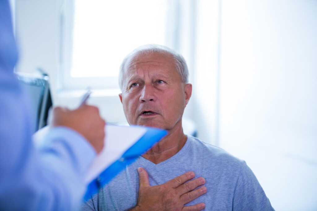 senior consultant son médecin traitant sur les symptômes de l'infarctus