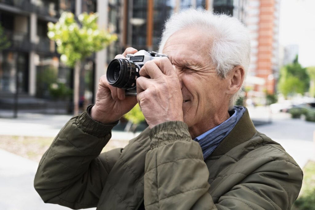 senior pratiquant la photographie en loisirs