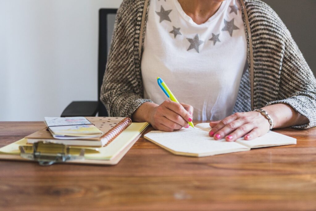 femme senior utilisant un stylo adapté