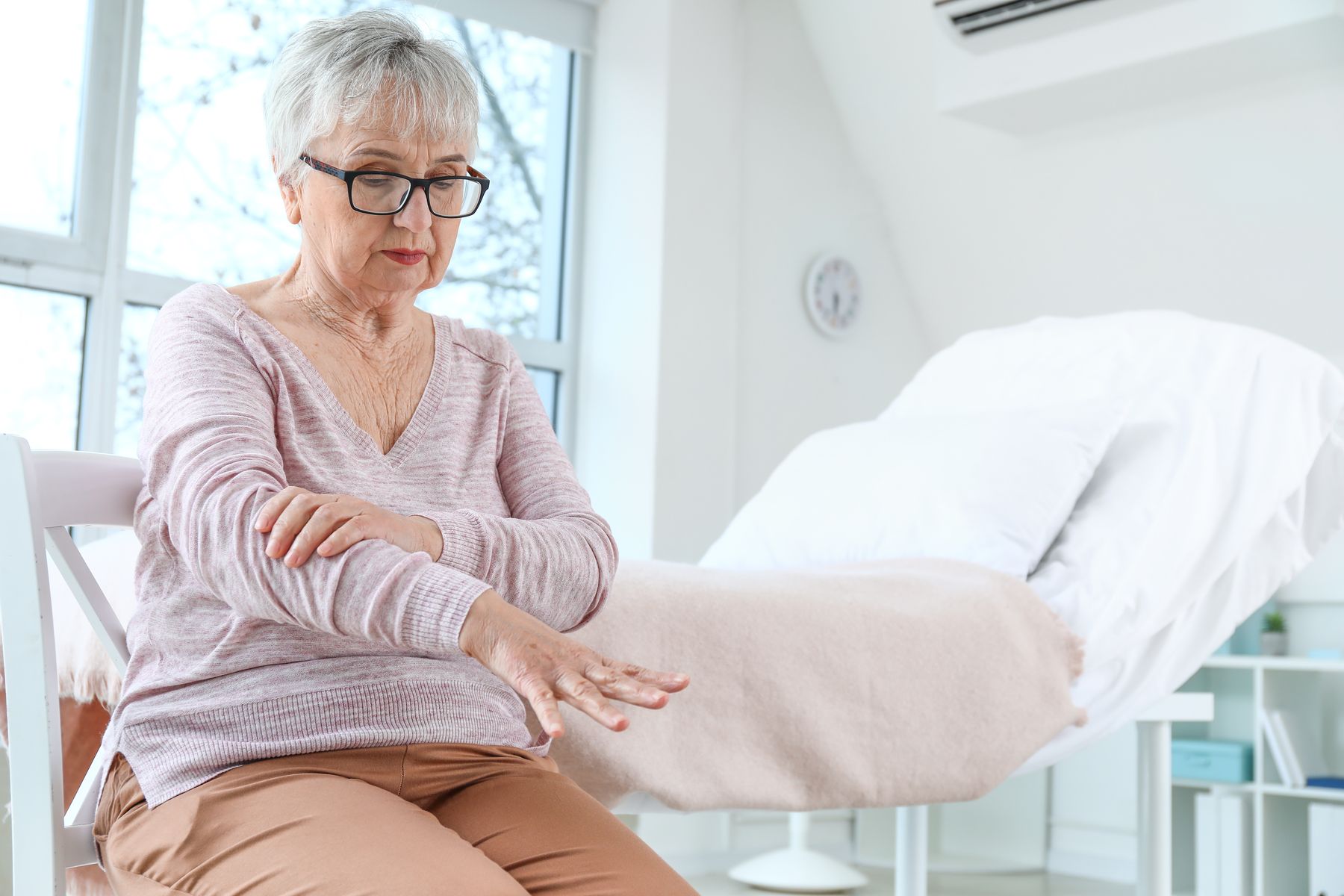 Seniors : Mains qui tremblent, causes et conseils pour mieux gérer