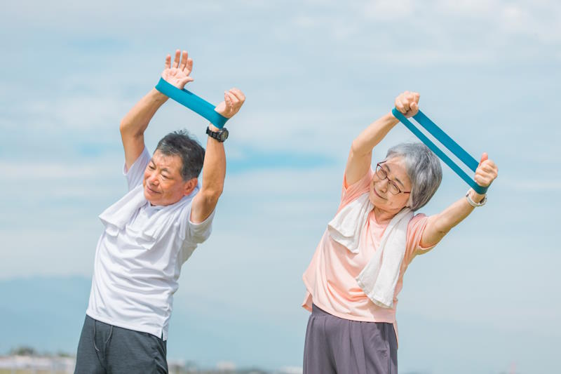 Personnes âgées pratiquant des exercices de force contre résistance : le meilleur traitement de la sarcopénie, avec une bonne alimentation