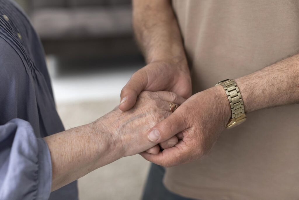 femme senior atteinte de tremblements de la main