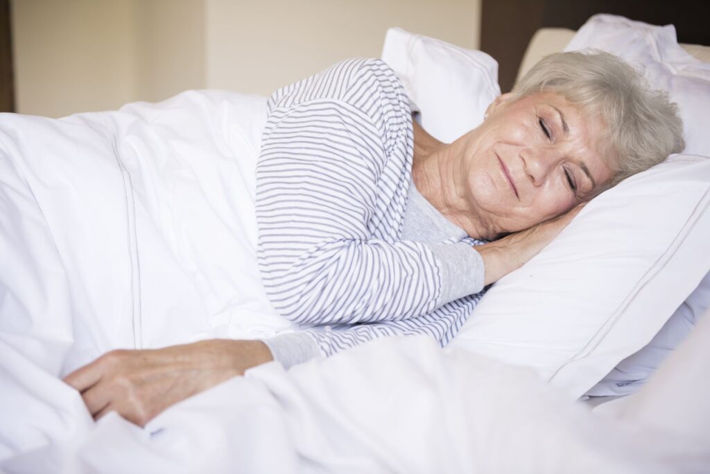 femme senior ayant une routine de coucher régulière pour améliorer son sommeil