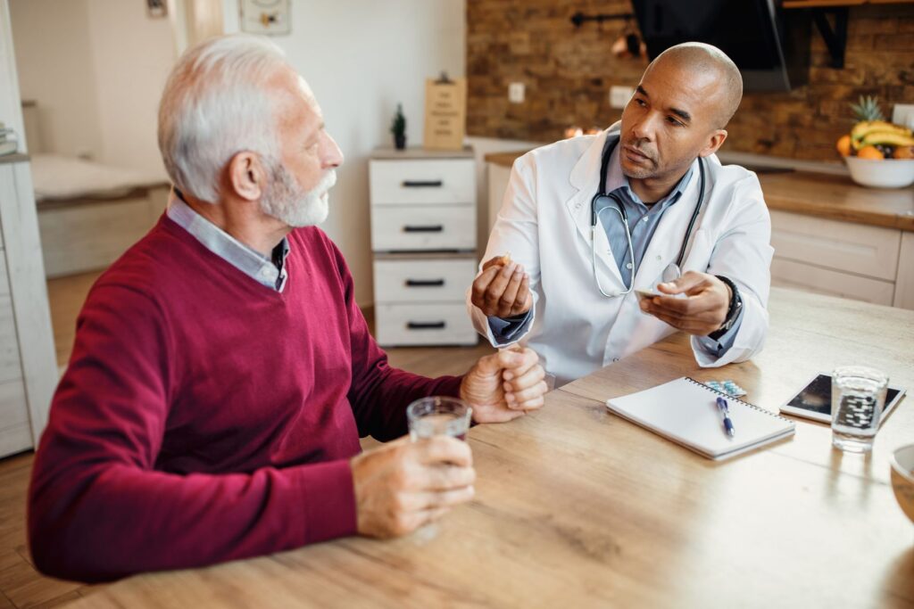 médecin informant un patient âgé des effets secondaires des médicaments 