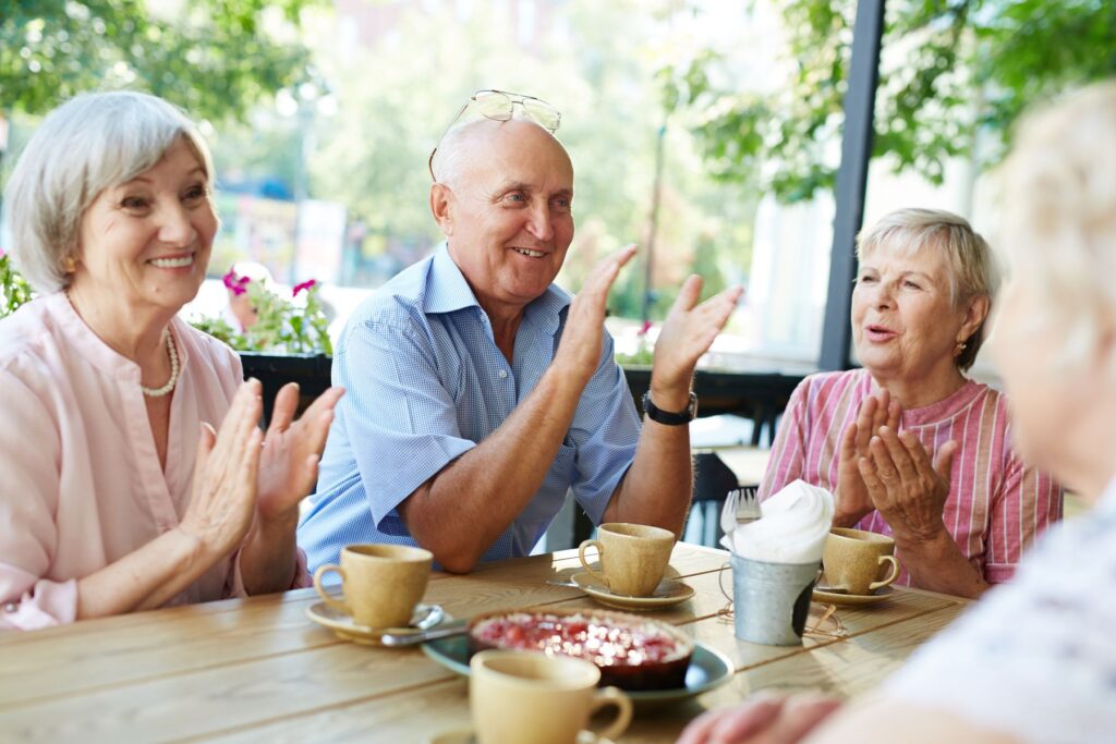 seniors réunit dans un foyer-logement