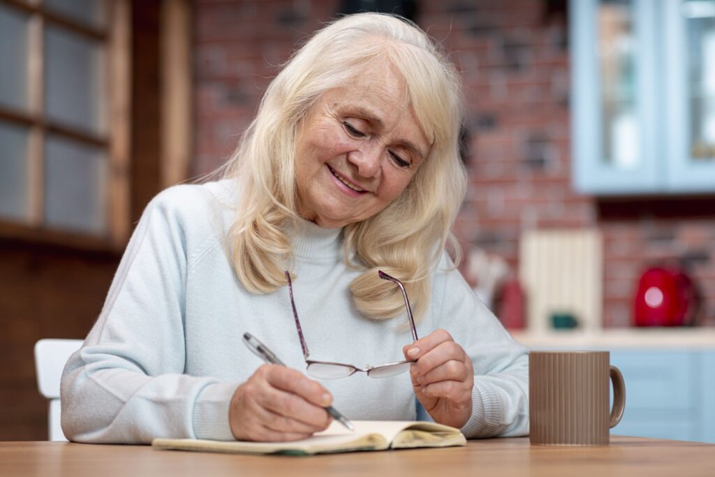 senior simplifiant sa liste quotidienne de choses à faire 