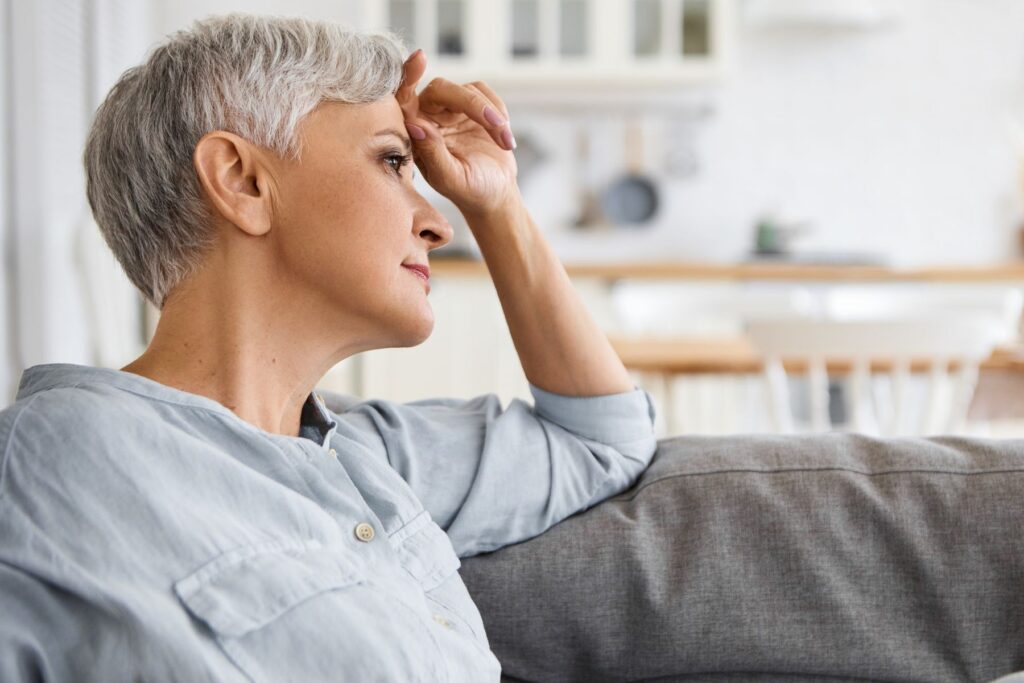 femme senior ayant oublié un rendez-vous