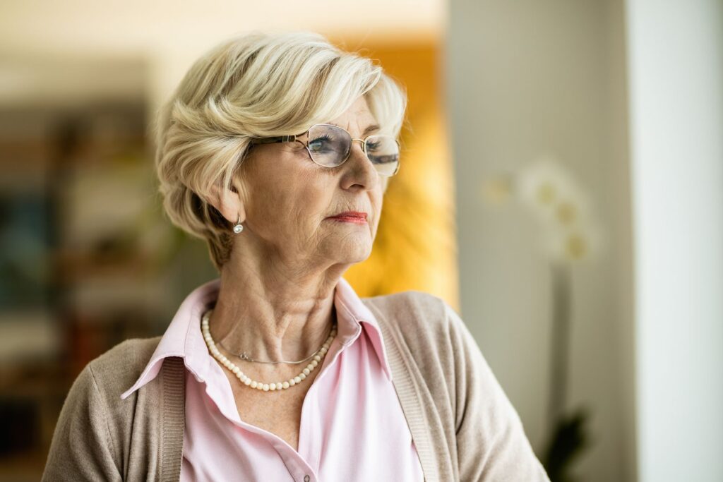 femme senior sujette à la dépression