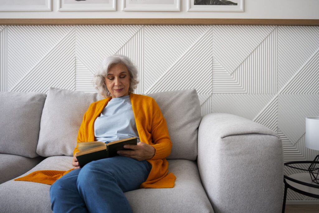 femme senior dans un environnement calme et sans bruit