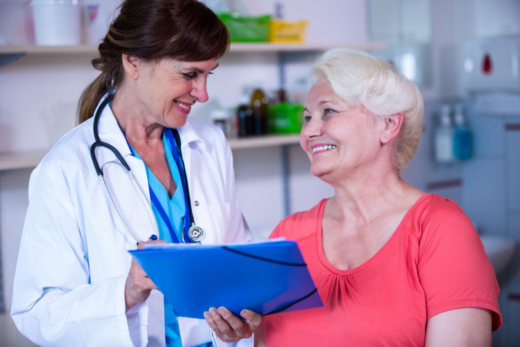 femme senior atteinte de la maladie à corps de Lewy et discutant avec un médecin