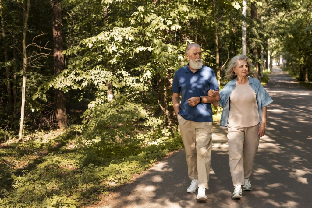 seniors faisant une balade durant leurs vacances