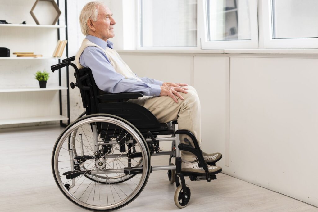 senior en fauteuil roulant susceptible d'avoir des escarres au fessier