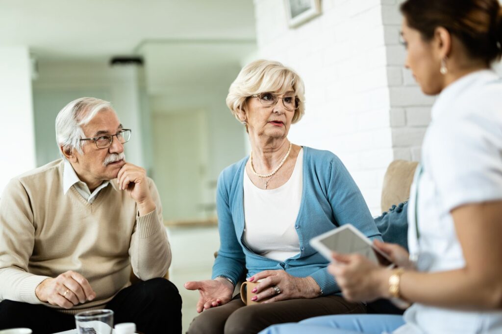 seniors discutant avec un travailleur social sur les aides financières disponibles