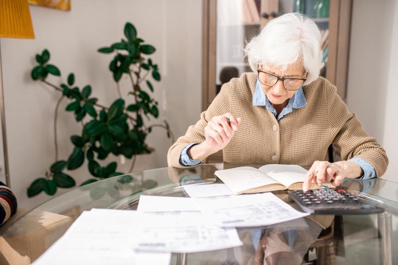 Femme âgée évaluant sa pension de reversion pour un placement en EHPAD