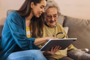 5 choses essentielles à connaître avant de choisir une famille d'accueil pour une personne âgée