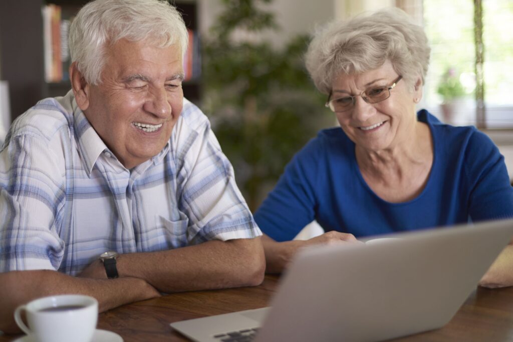 couple de seniors découvrant les placements financiers