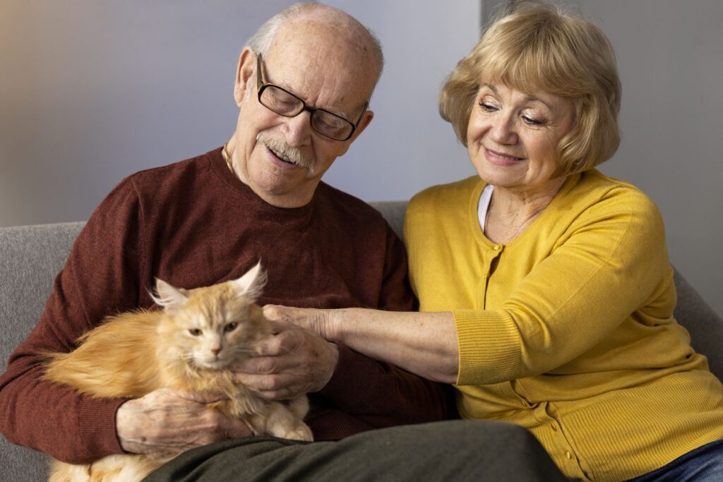 couple de seniors avec un animal de compagnie