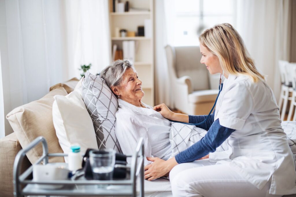 femme âgée recevant des soins infirmiers à domicile