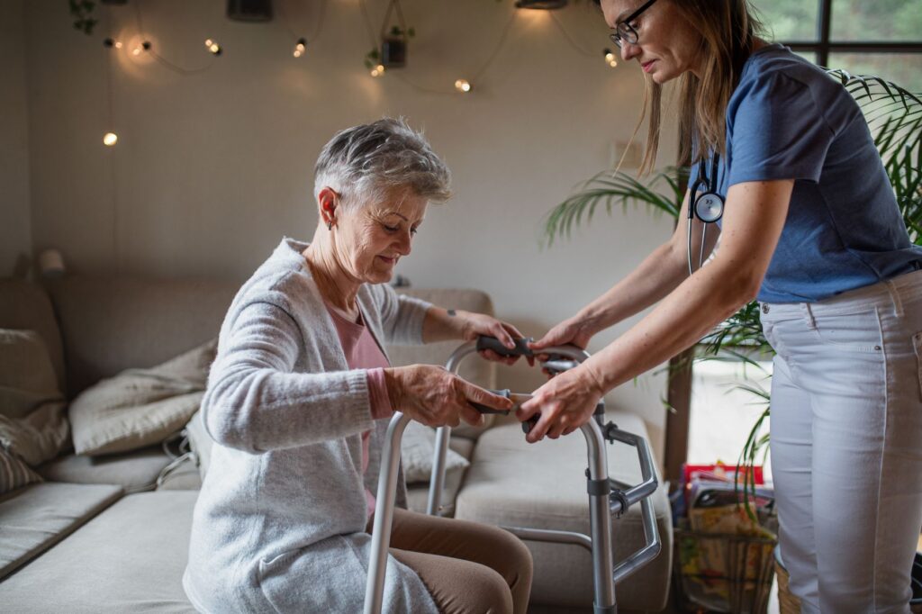 femme âgée avec déambulateur