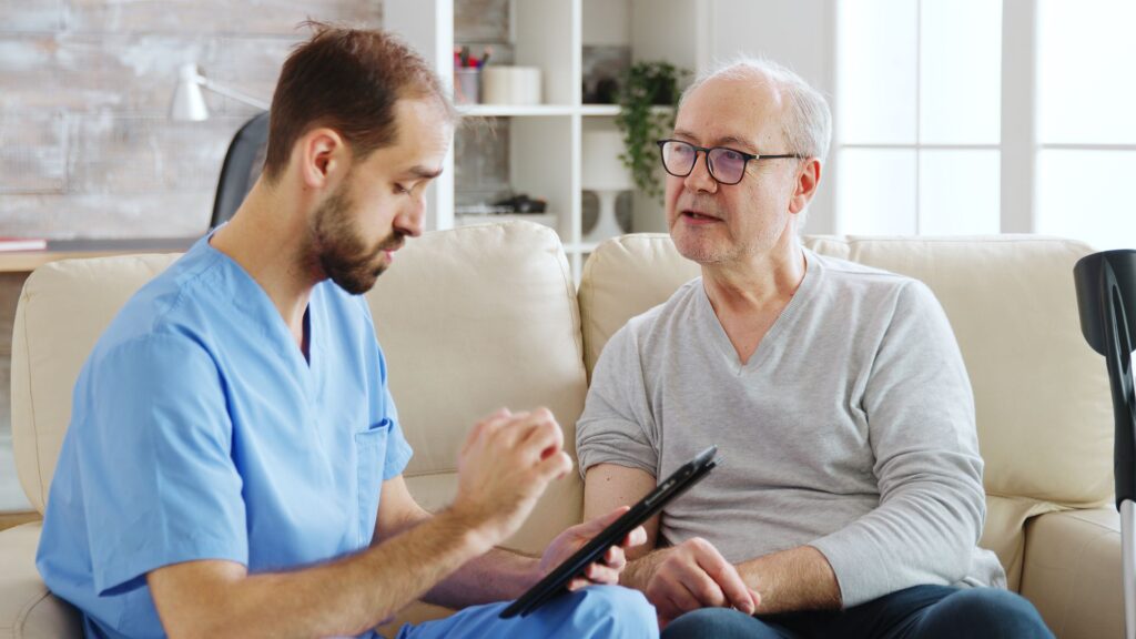 médecin avec un patient atteint du cancer de la prostate