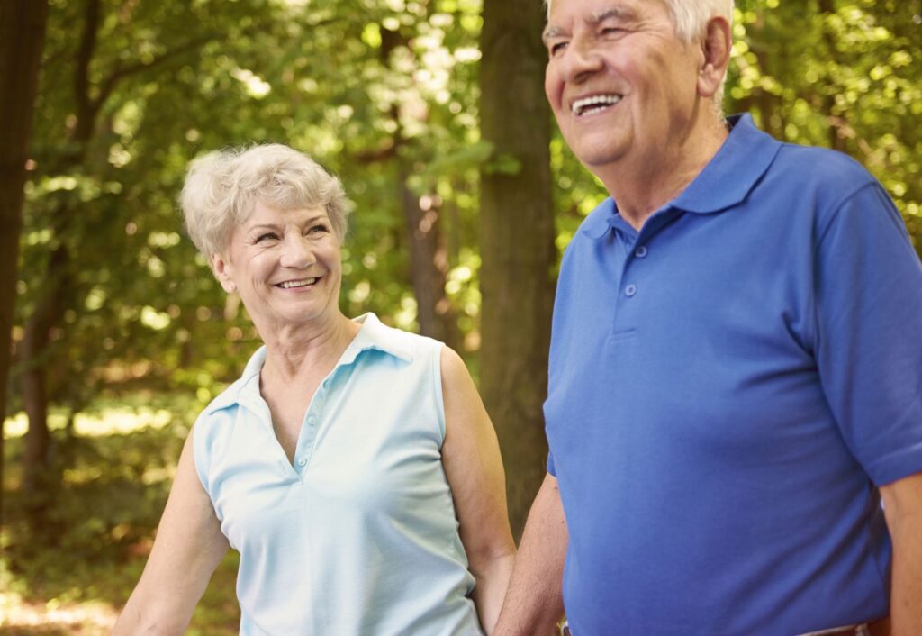 seniors faisant 30 minutes de marche quotidienne