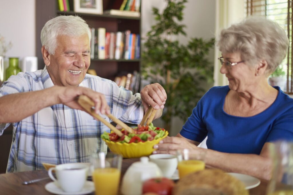 personnes âgées prenant leur repas