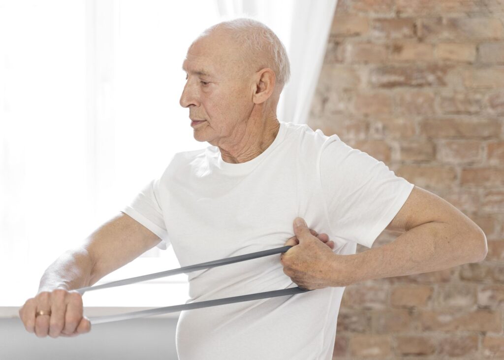 homme âgé pratiquant un exercice de résistance