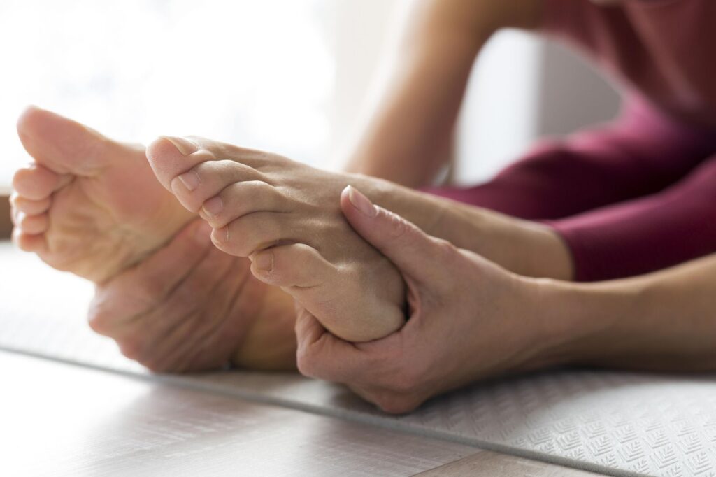 senior pratiquant des exercices de mobilité et de flexibilité des pieds