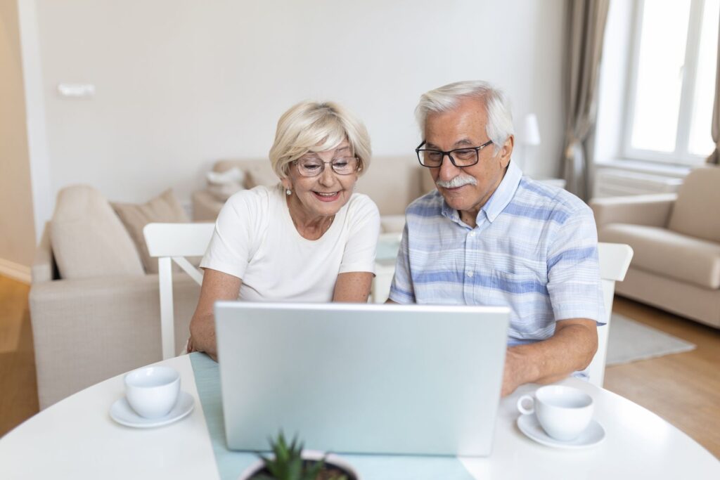 Couples de parents seniors faisant les comptes