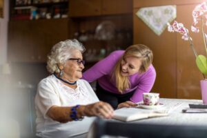 Prendre soin d'une personne âgée : source de stress ou vecteur de bien-être ?