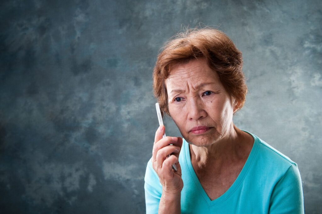 femme âgée victime de harcèlement téléphonique