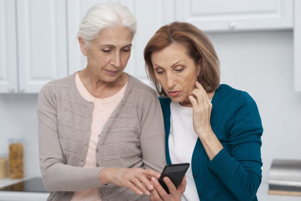 discussion avec une personne âgée sur les risques de harcèlement téléphonique