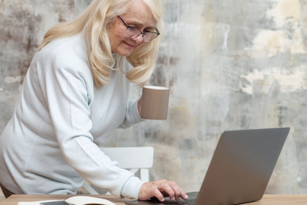 femme senior faisant une pause pour éviter la tension oculaire