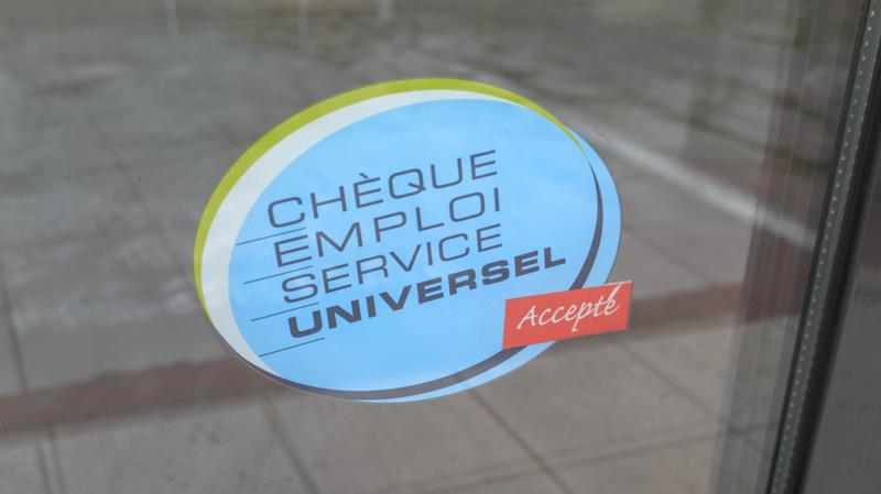 Logo du CESU, sur la porte d'un service à domicile acceptant le CESU préfinancé