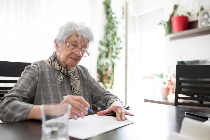 Personne âgée atteinte de la maladie d'Alzheimer passant le MMSE ou test de Folstein