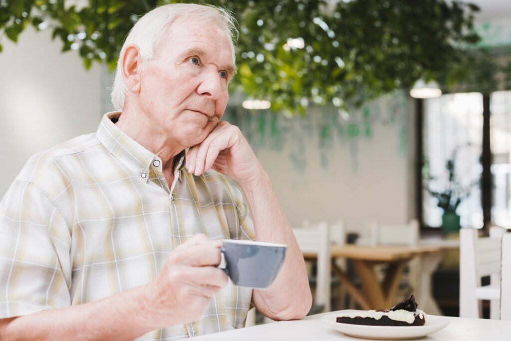 personne âgée avec une satiété excessive