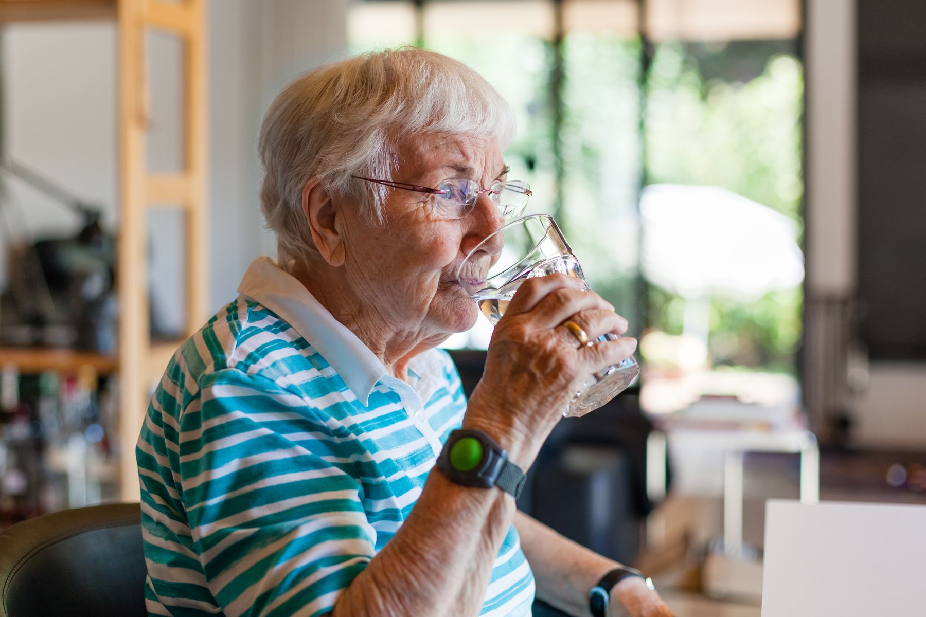 Eaux gélifiées le secret d’hydratation révélé pour les seniors ayant des difficultés à avaler