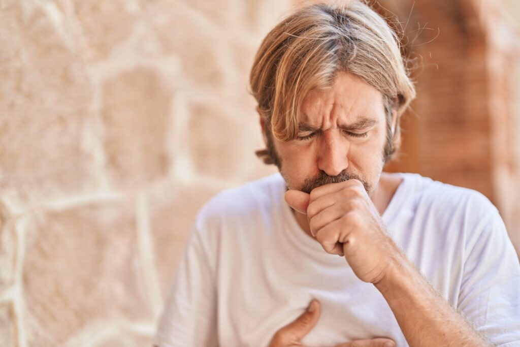 homme ayant des difficultés respiratoires